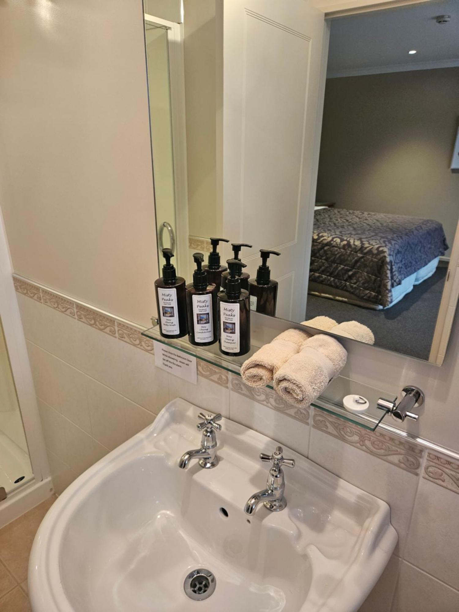 Misty Peaks Guesthouse フォックス・グレイシャー エクステリア 写真